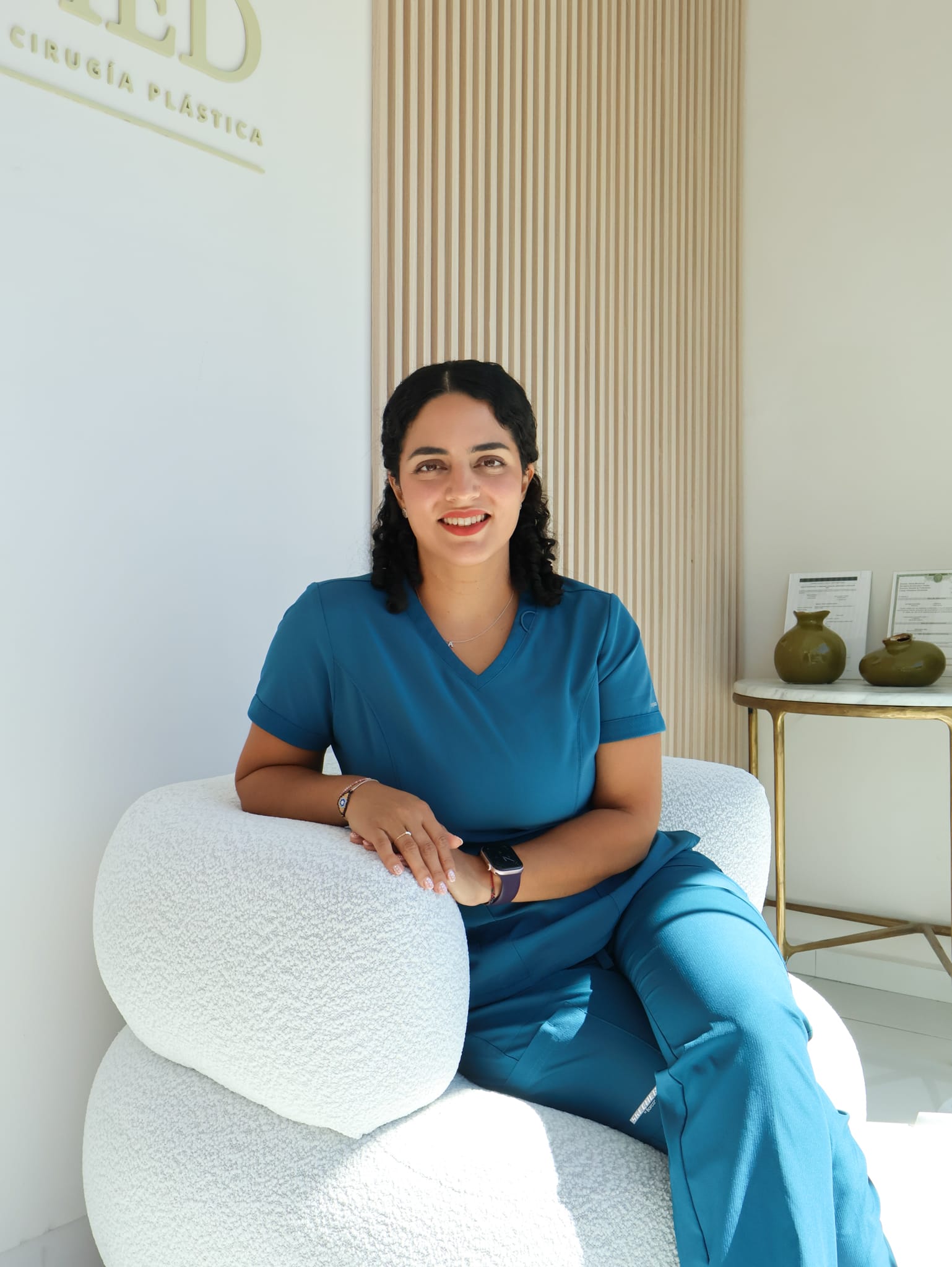 Dra Alexandra Carreras en el consultorio
