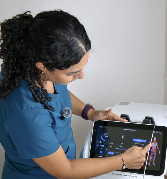 Fotografía de la Dra. Alexandra con el dispositivo Endolyse en un entorno clínico.